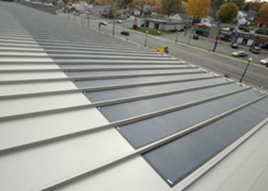 太阳能电池板覆盖了麦克弗森球场房屋屋顶的一部分