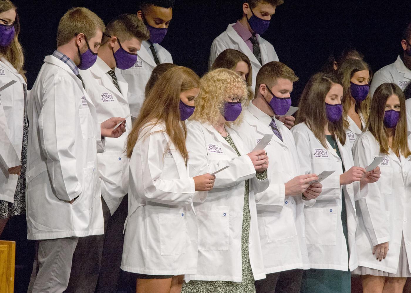 学生们在联合山的PT白大褂仪式上宣读理疗师的誓词