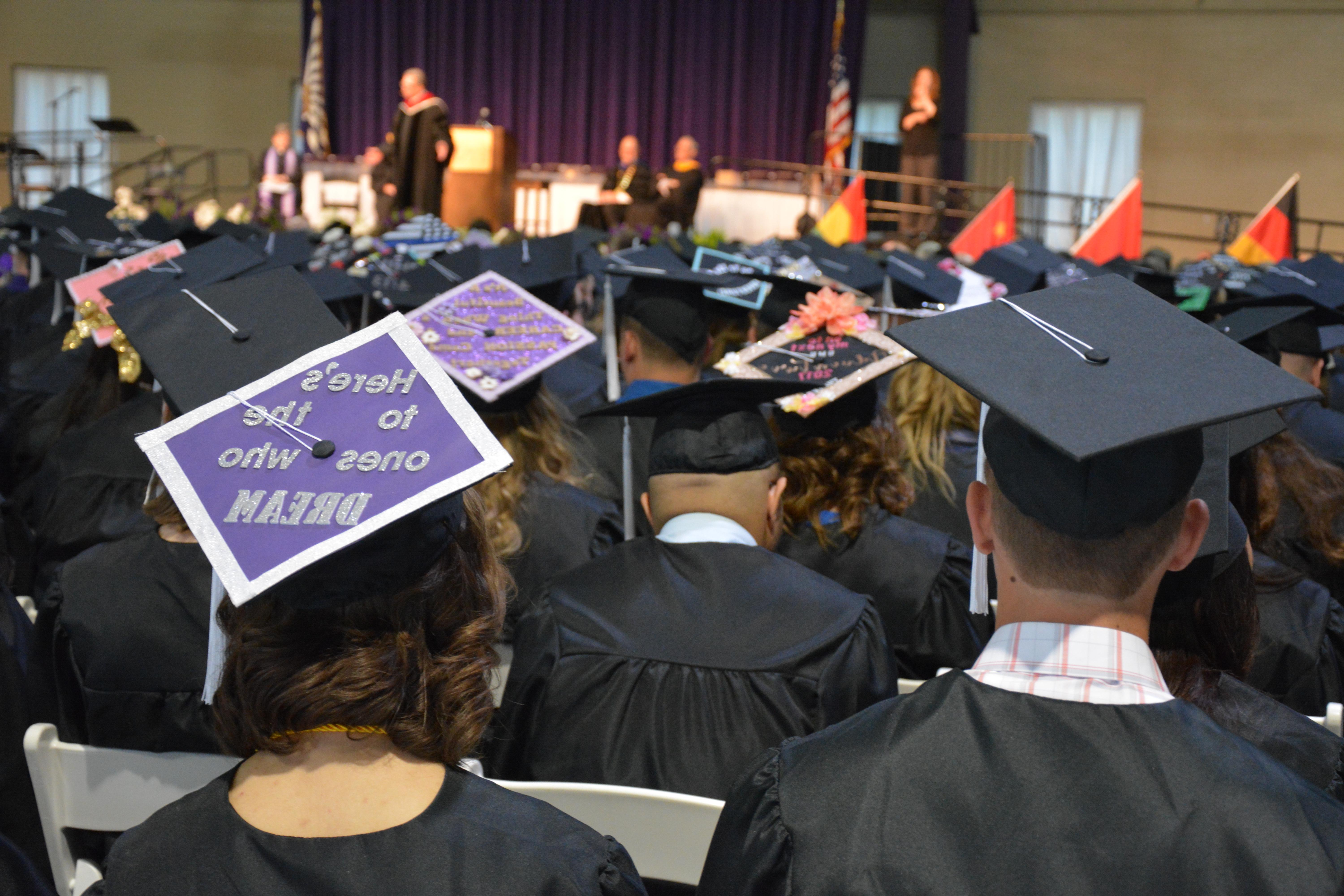 大发app官网下载的学生在毕业典礼上戴着学士帽和学士服 